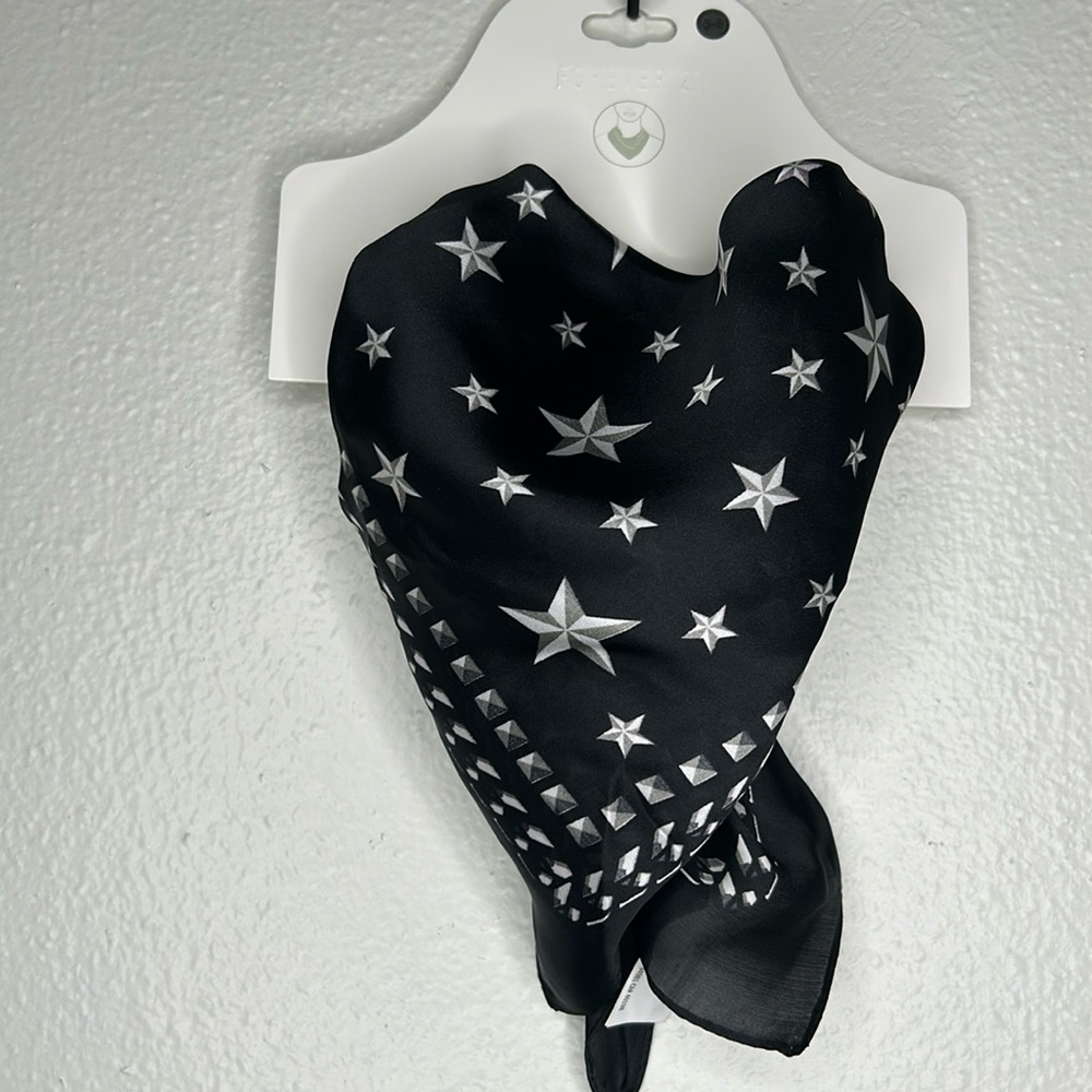 NWT Forever 21 Satin Multi wear star print bandana scarf white black